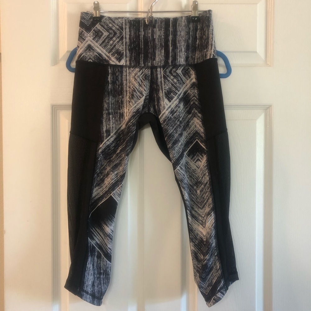 Lululemon Hot to Street cropped leggings size 8